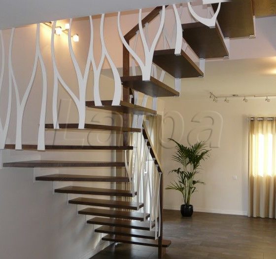 2.27.1. Laiptai ant pjaustyto metalo konstrukcijos