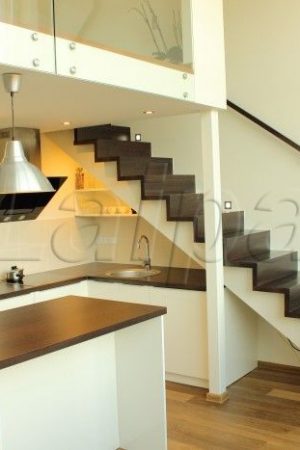 2.34.1 Laiptai tiesus su porankiu prie sienos