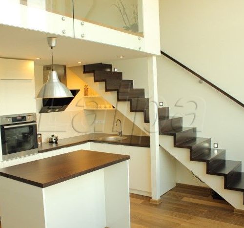 2.34.1 Laiptai tiesus su porankiu prie sienos