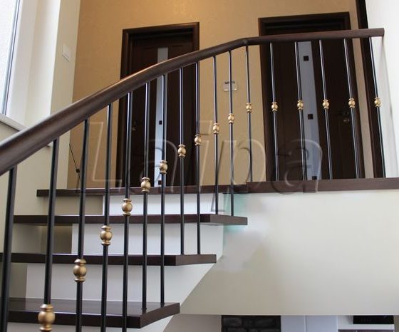 7.12 Laiptu tvorele is apvalaus porankio ir plieniniu vamzdeliu su aukso spalvos dekoru