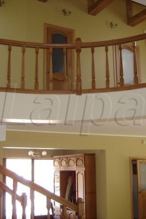 7.8 Laiptu tvorele lenkta klasikinio stiliaus